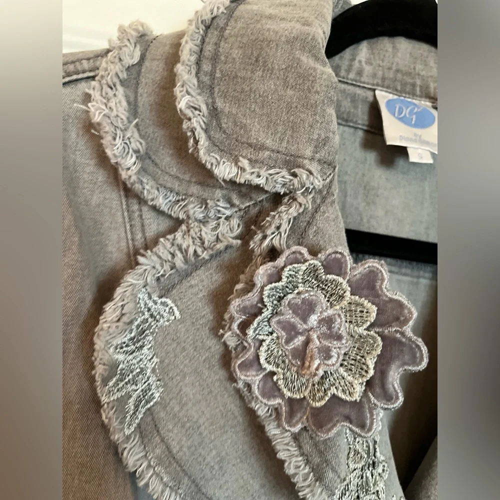 DG2 By Diane Gilman Gray Flower Denim Jacket - Picture 4 of 11
